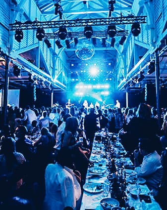 ALIVE jubilæumsfest med blå eventlys